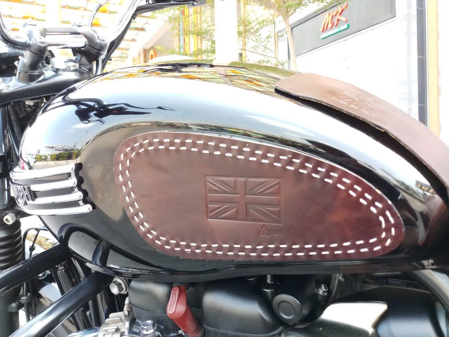KB-TKNEE - Triumph Leather Tank Knee Pads