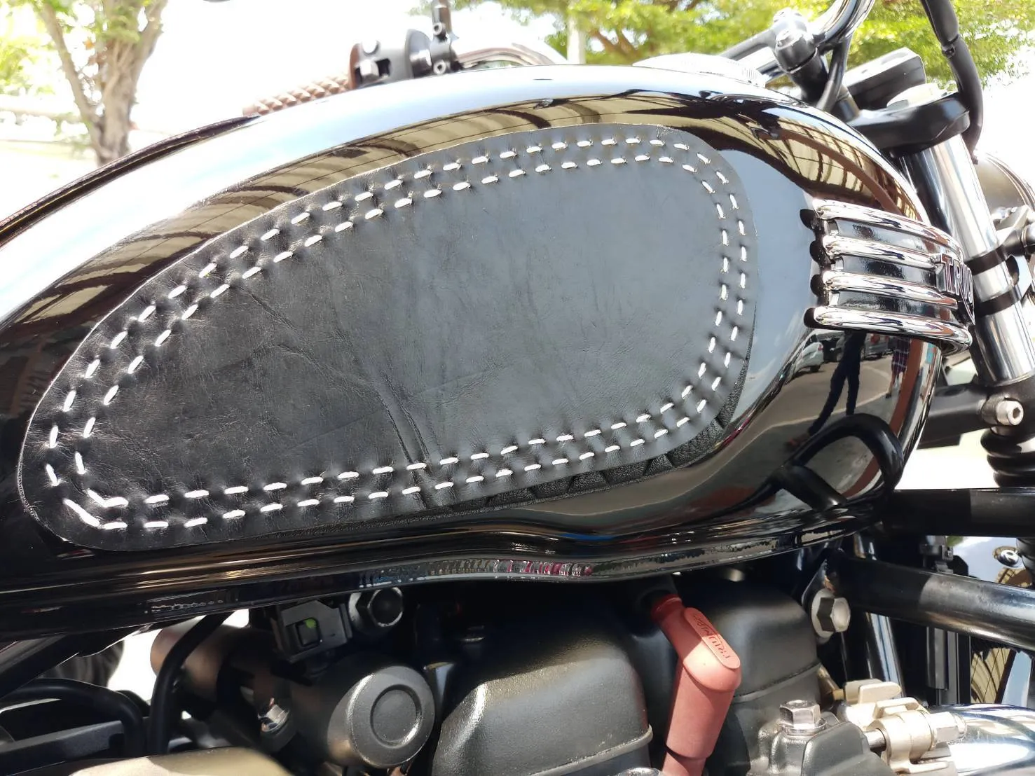 KB-TKNEE - Triumph Leather Tank Knee Pads