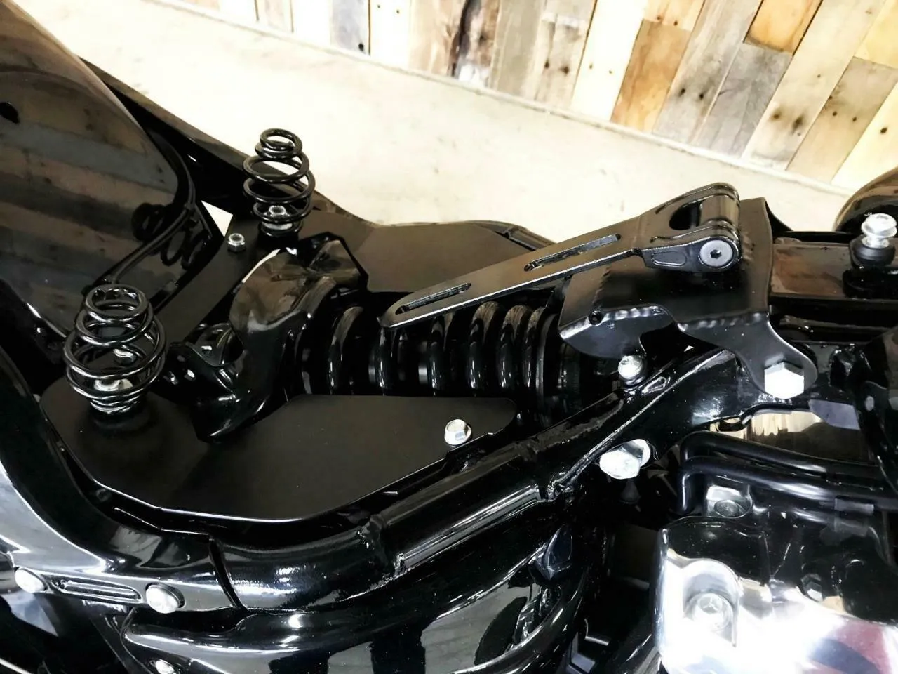 Spring Seat Conversion Mounting Kit Harley Softail 2018-2025 11x16" Oak Leaf bc