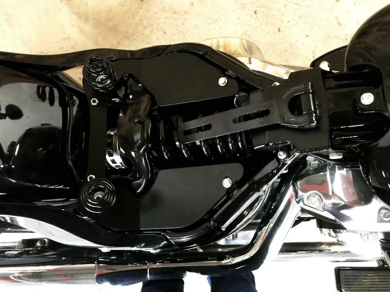 Spring Seat Conversion Mounting Kit Harley Softail 2018-2025 11x16" Oak Leaf bc