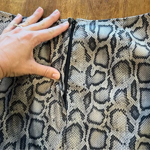 Vintage Snake Print Mini Skirt! Size 1